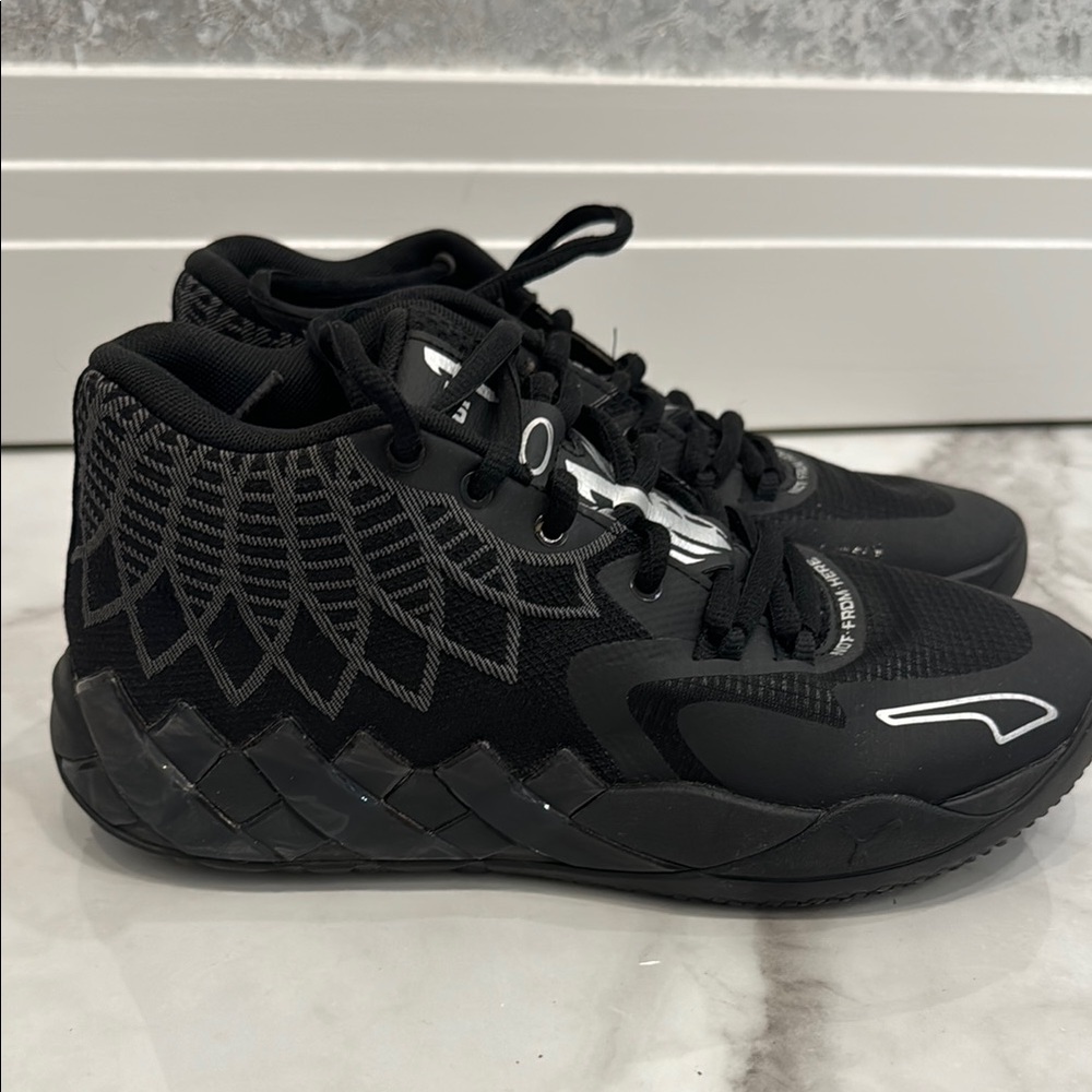 Kids Melo basketball shoe size 7